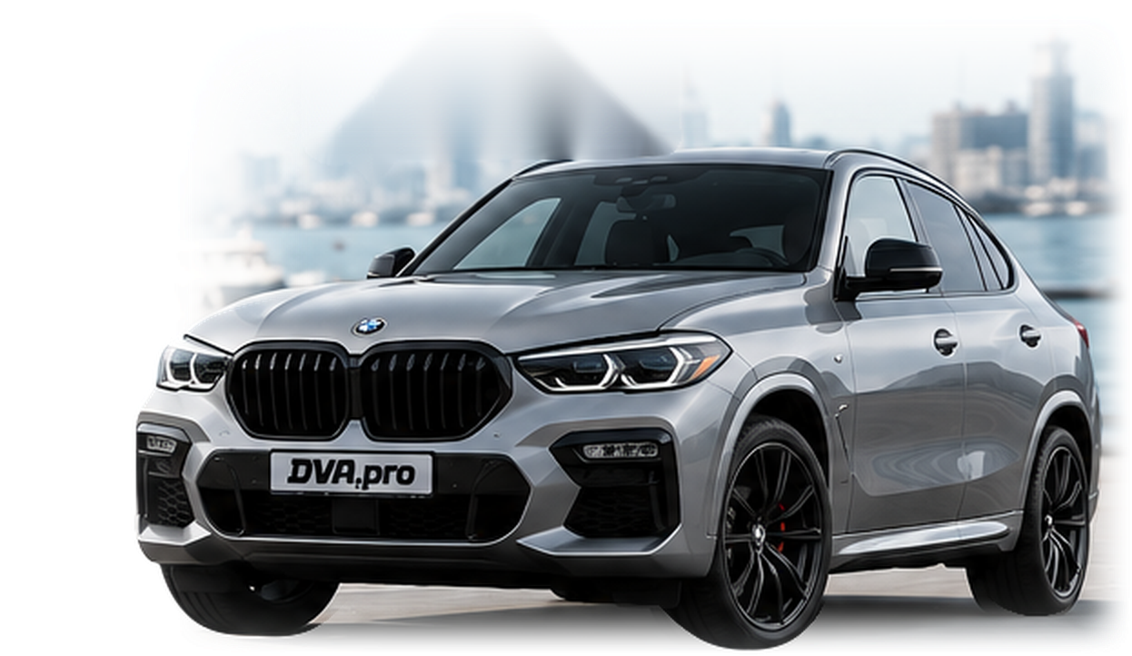Серебристый BMW X6 на фоне набережной