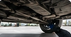 Осмотр нижней части автомобиля на подъёмнике