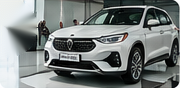 Белый автомобиль на площадке продавца