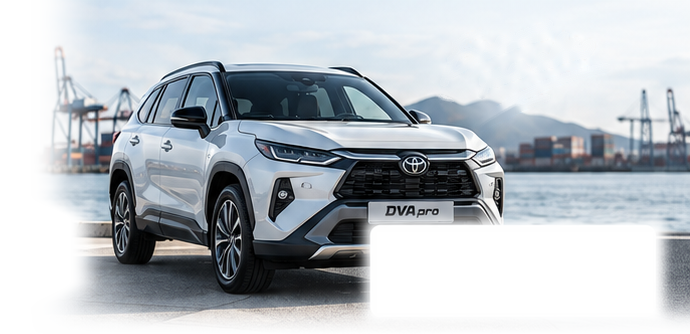 Серебристый автомобиль Toyota на фоне морского порта