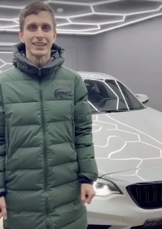 Клиент рядом с BMW M2, кадр из видеоотзыва