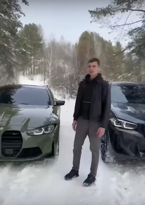 Клиент рядом с BMW M4 xDrive и BMW X3, кадр из видеоотзыва