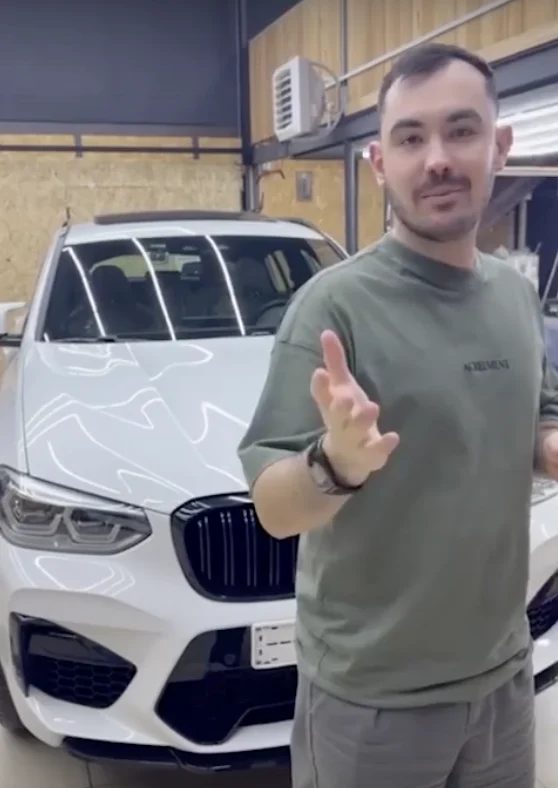 Клиент рядом с BMW X4, кадр из видеоотзыва