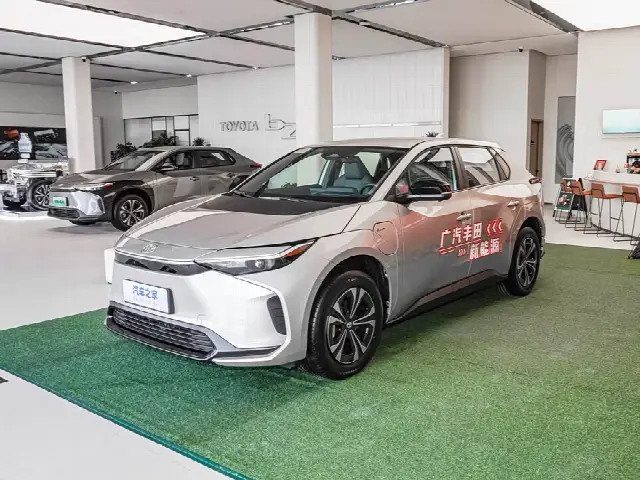 Toyota bZ4X Platinum 2025, новый