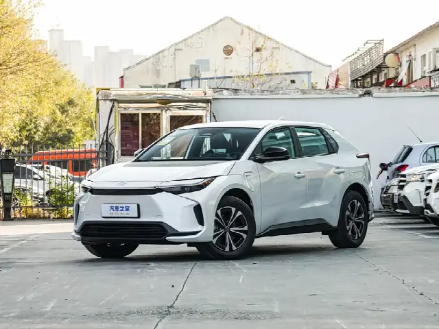 Toyota bZ4X Platinum 2025, новый