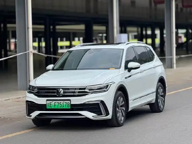 Volkswagen Tiguan L Hybrid 2023, 30 000 км