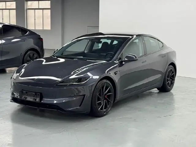 Tesla Model 3 2024, 40 000 км