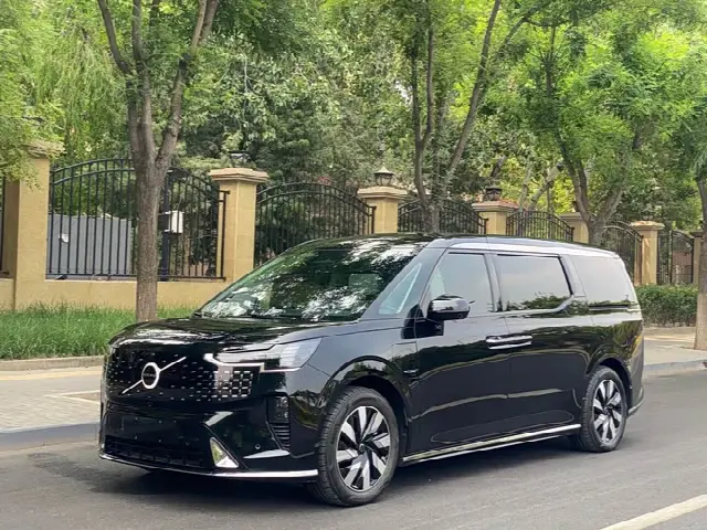 Volvo EM90 2025, 6 000 км