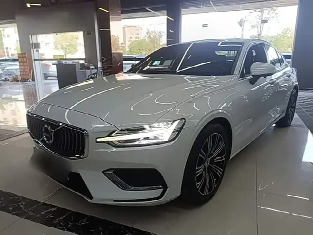 Volvo S60 2022, 33 900 км