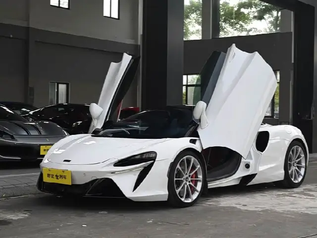 McLaren Artura 2023, 9 200 км
