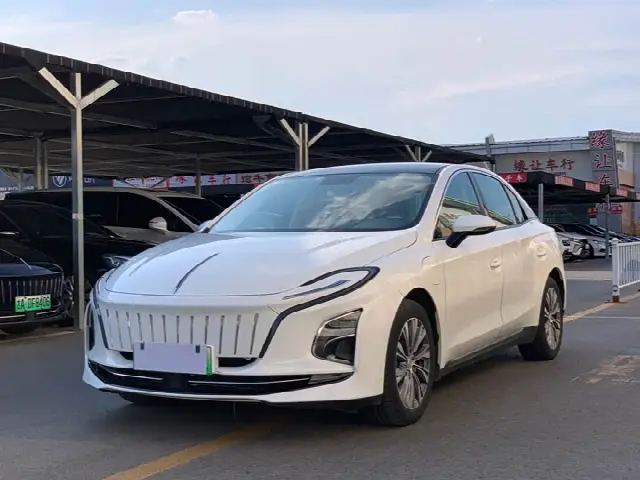 Hongqi E-QM5 2022, 48 000 км