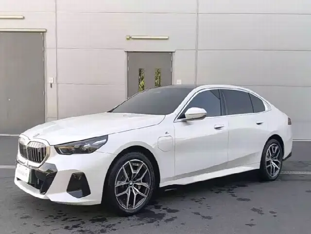 BMW i5 2025, 11 000 км