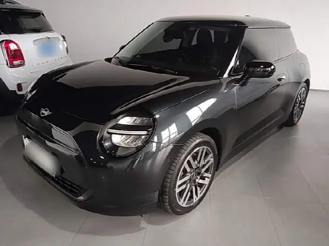 Mini Cooper 2024, 25 600 км