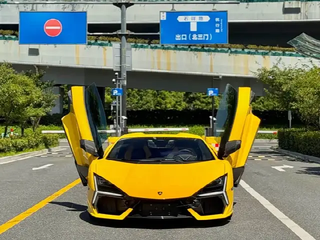Lamborghini Revuelto 2023, 2 300 км