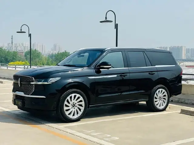 Lincoln Navigator 2025, 10 000 км