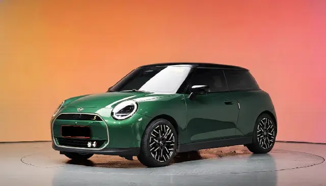 Mini Cooper 2025, 31 365 км