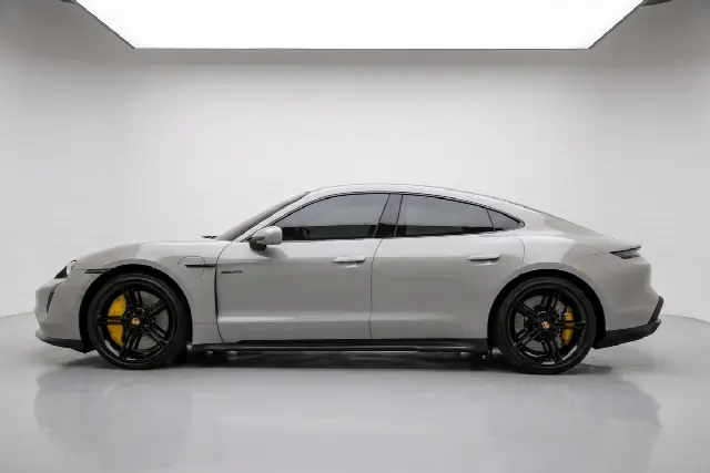 Porsche Taycan 2020, 20 360 км