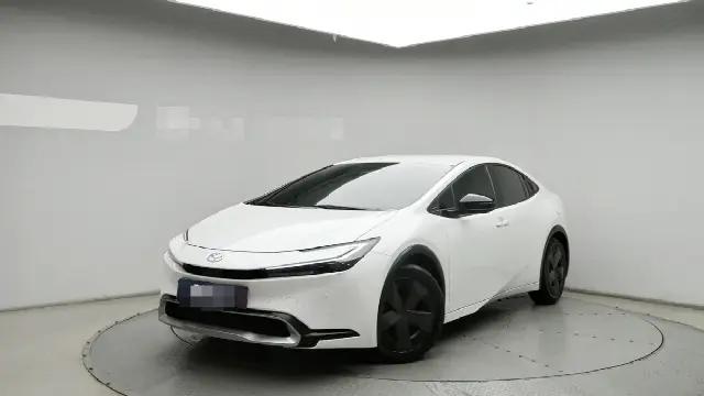 Toyota Prius 2023, 13 824 км