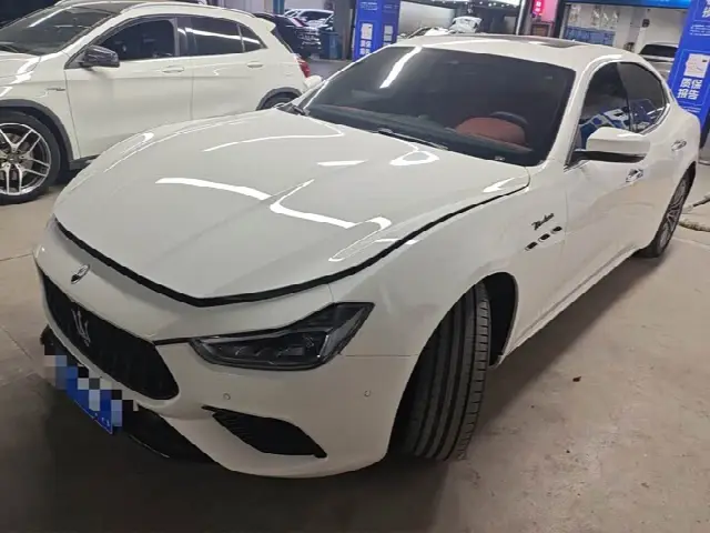 Maserati Ghibli 2023, 10 000 км