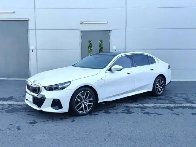 BMW i5 2025, 15 900 км