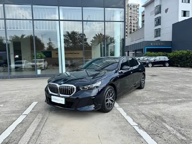 BMW i5 2025, 6 900 км