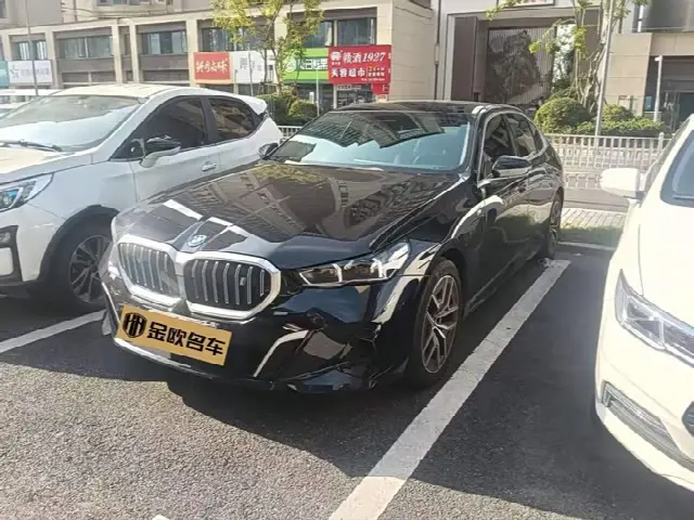 BMW i5 2024, 18 000 км