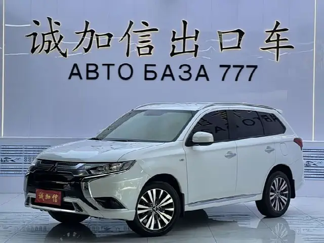 Mitsubishi Outlander 2021, 12 000 км