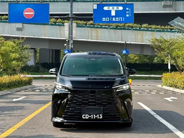 Lexus LM 2023, 16 000 км