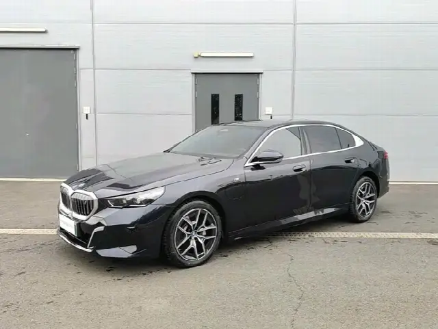 BMW i5 2025, 6 000 км