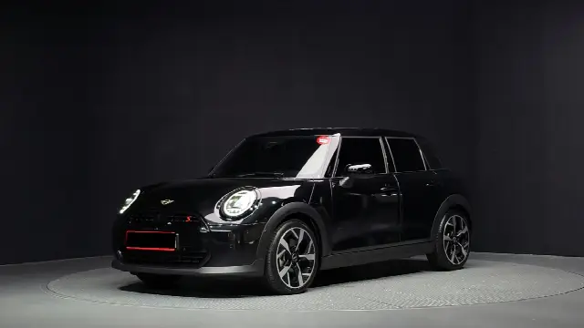 Mini Cooper 2024, 3 553 км