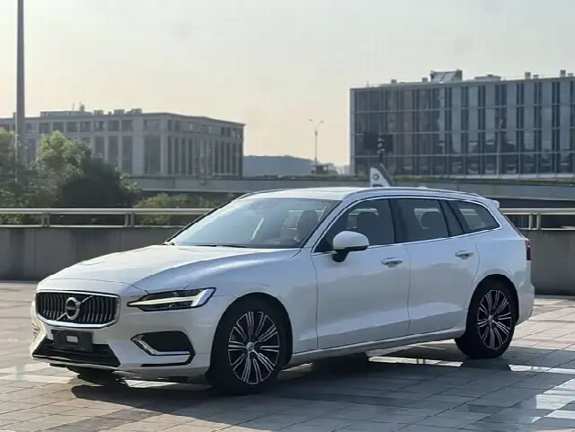 Volvo V60 2022, 40 000 км