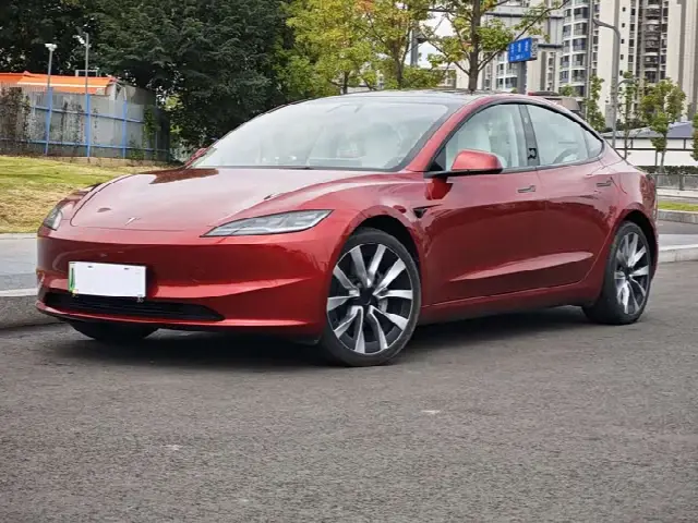 Tesla Model 3 2023, 15 000 км