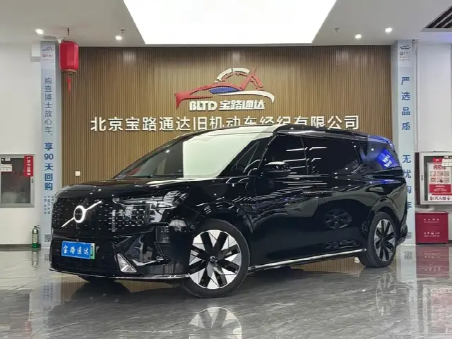 Volvo EM90 2025, 33 000 км