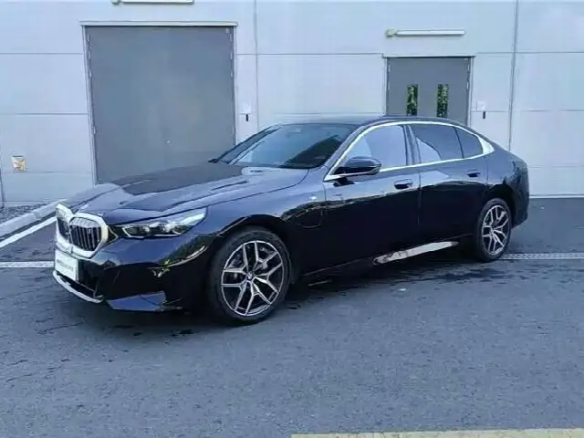 BMW i5 2025, 15 000 км