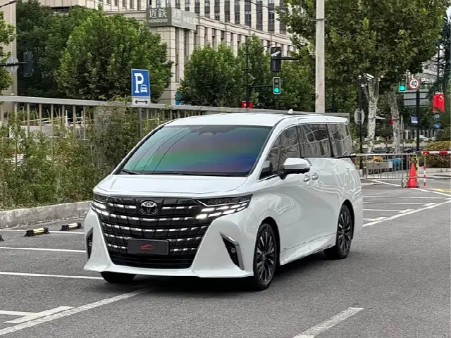 Toyota Alphard 2024, 15 000 км
