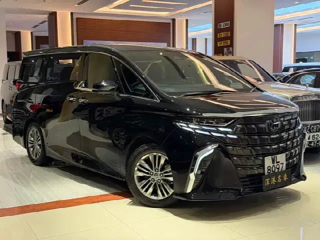 Toyota Alphard 2025, 5 000 км