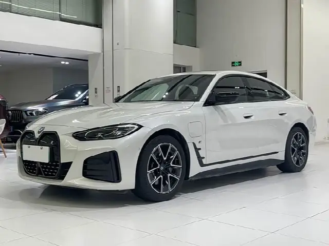 BMW i4 2022, 3 800 км