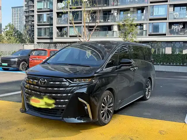 Toyota Alphard 2024, 15 000 км