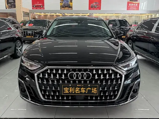 Audi A8 2025, 33 000 км