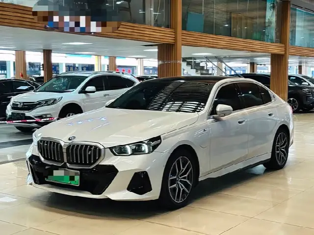BMW i5 2024, 18 000 км