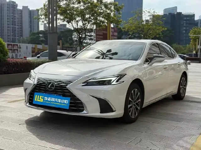 Lexus ES 2025, 33 000 км