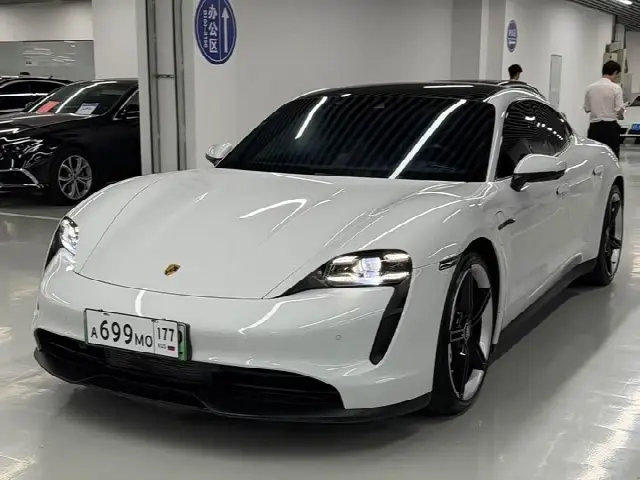 Porsche Taycan 2022, 40 000 км