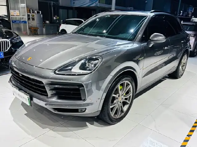 Porsche Cayenne Hybrid 2023, 19 000 км