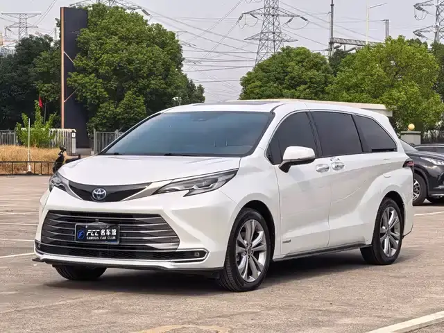 Toyota Sienna 2023, 50 000 км