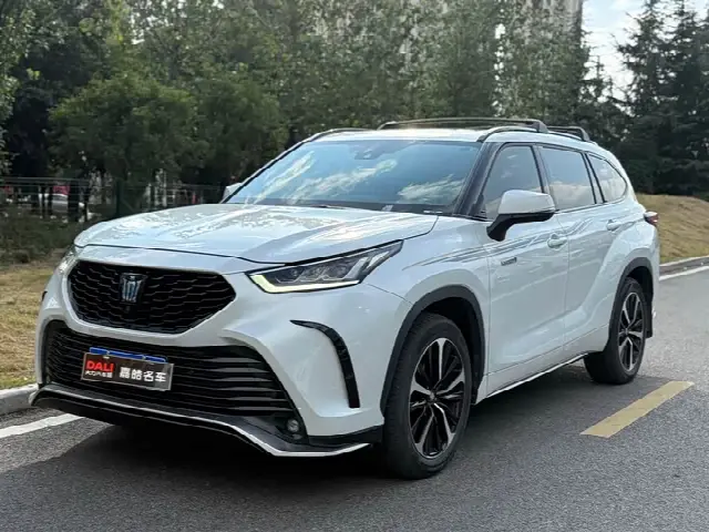 Toyota Crown Kluger 2023, 43 000 км