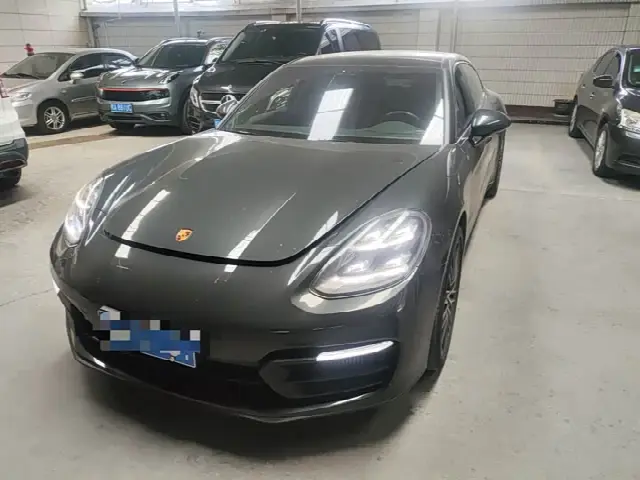 Porsche Panamera 2023, 25 000 км