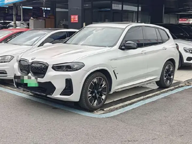 BMW iX3 2024, 13 000 км