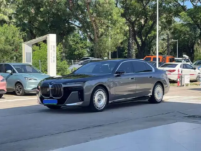 BMW i7 2023, 30 000 км