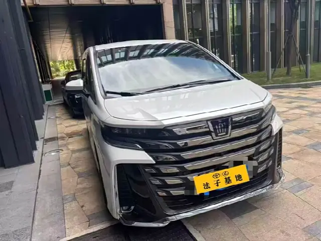 Toyota Vellfire 2024, 10 000 км