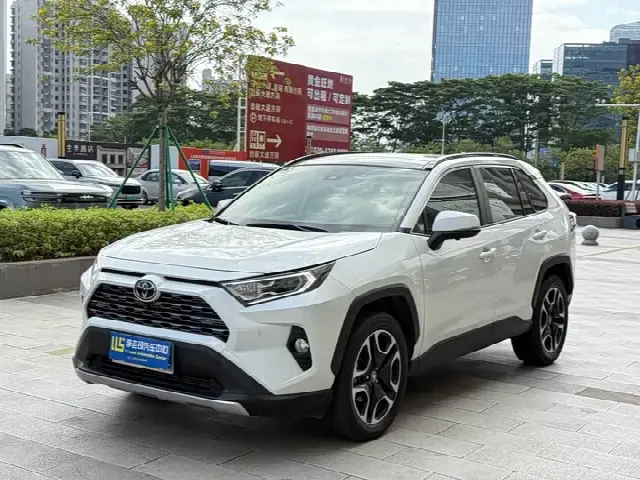 Toyota RAV4 2022, 35 000 км